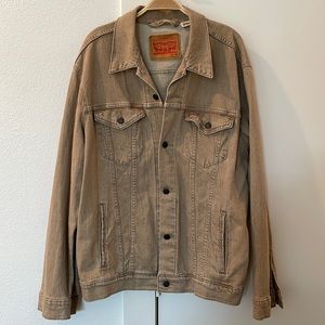 Levi’s Men’s Trucker Denim Jacket in Khaki Wash